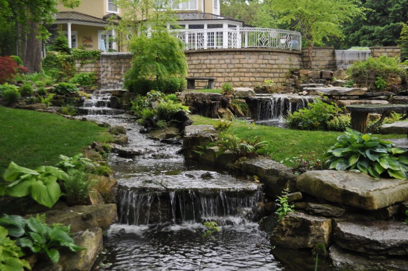 paysagiste-LE VAL-min_landscaping-rock-louisville-ky-traditional-landscape-and-boulders-brick-wall-bushes-grass-koi-law